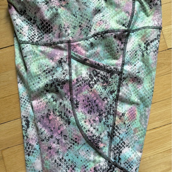 🍂CLEAROUT Reversible Capri Leggings - Picture 9 of 12